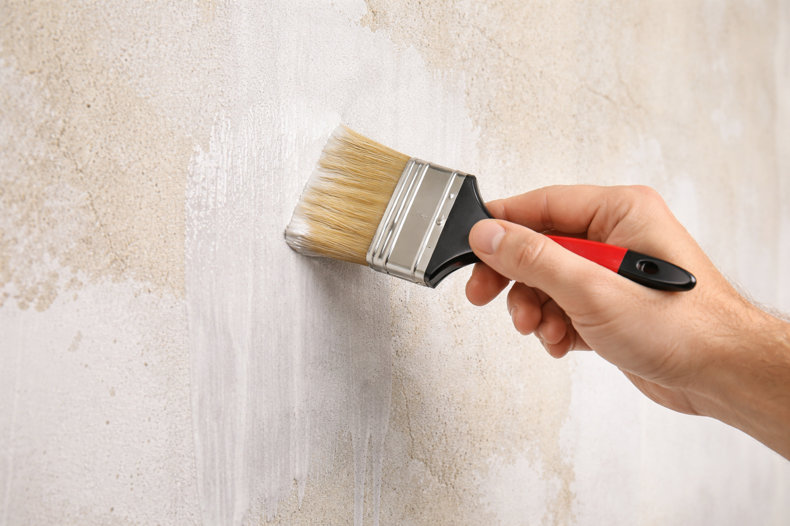 Penetrace podkladu: Proč bez ní nepřežije žádná kvalitní rekonstrukce